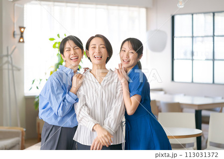 笑顔の女性達のポートレート 113031372