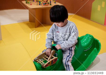 元気に遊びまわる男の子 113031449
