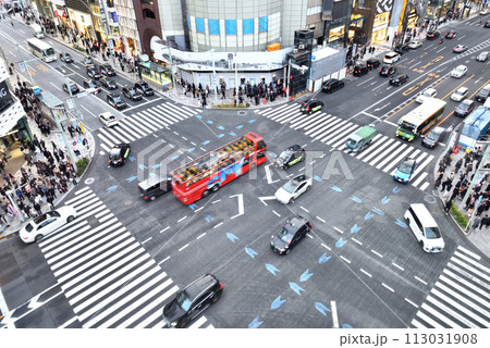 晴海通りが青信号の銀座四丁目交差点 113031908