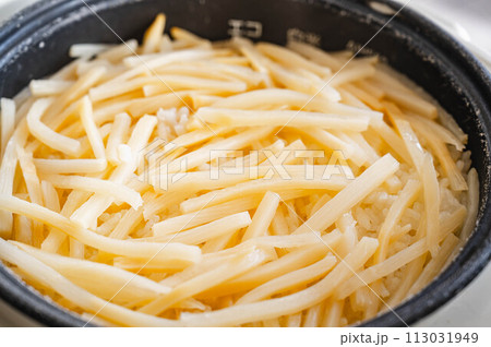 炊きあがった筍の炊き込みご飯 炊きあがった筍の炊き込みご飯 113031949