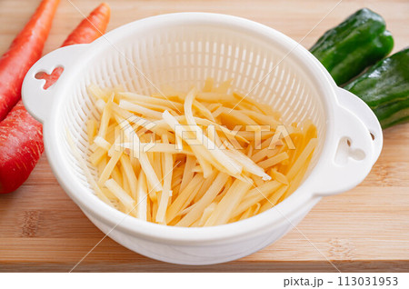 ザルに上げた筍の水煮 113031953