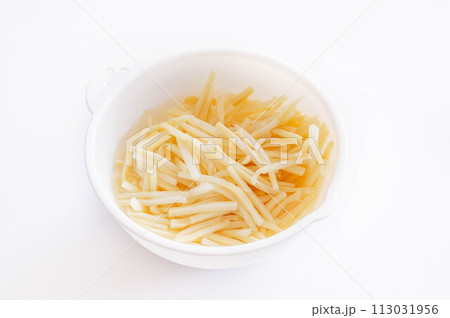 水に浸かった筍の細切り 113031956