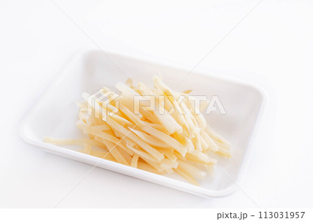 食品トレーに入った細切りタケノコ 113031957