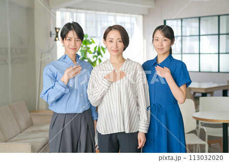 胸に手をあてる女性達 胸に手をあてる女性達 113032020