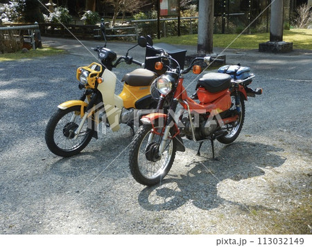 ツーリングバイクで走るカブ ツーリングバイクで走るカブ 113032149