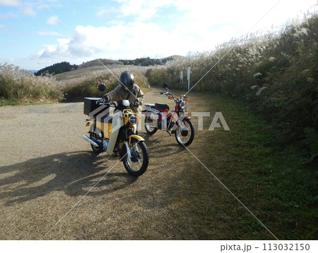 ツーリングバイクで走るカブ 113032150
