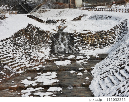 早春の登録有形文化財荏沢川石堰堤 早春の登録有形文化財荏沢川石堰堤 113032253