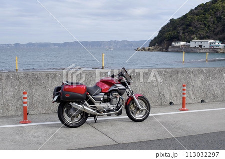 イタリア製の赤いオートバイでぶらり 113032297