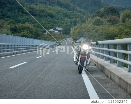 イタリア製の赤いオートバイでぶらり 113032345