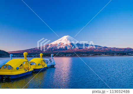 （山梨県）河口湖畔に係留されたスワン型ボートと富士山の夜明け 113032486