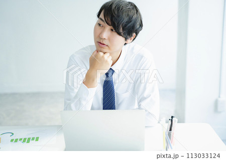 オフィスで仕事をする男性 113033124