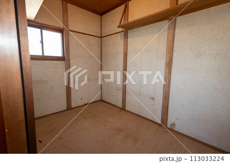 荷物を運び出して空っぽになった納戸の中 荷物を運び出して空っぽになった納戸の中 113033224