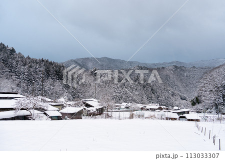 雪に埋もれた農村 113033307