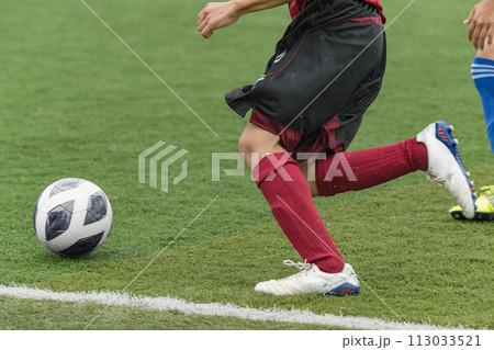 少年サッカー雨の中の試合風景 少年サッカー雨の中の試合風景 113033521