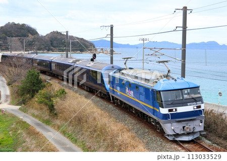 EF210形＋2100系〜THE ROYAL  EXPRESS〜と瀬戸内海（予讃線：大浦〜浅海） 113033529