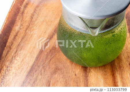 汗をかいたガラスのポットに入った冷たい水出し緑茶 汗をかいたガラスのポットに入った冷たい水出し緑茶 113033799
