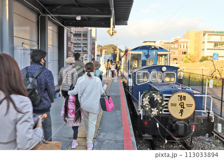 北九州市の門司港からめかりの海辺を走る観光トロッコ潮風号 113033894