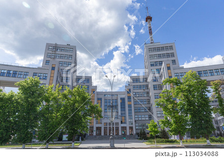 【ウクライナ】ハルキウ、自由広場の奥にそびえ立つソ連時代に建設された高層ビル群 113034088