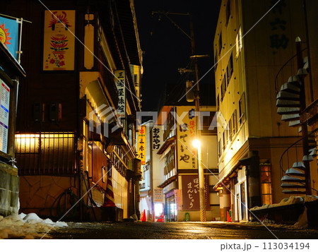 山形県大蔵村 夜の肘折温泉の風景より 113034194