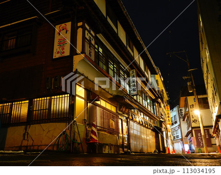 山形県大蔵村 夜の肘折温泉の風景より 113034195