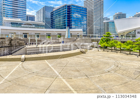 横浜みなとみらいの都市風景　パシフィコ横浜 113034348
