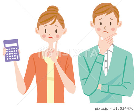 家計が苦しい 電卓を持つ夫婦 家計が苦しい 電卓を持つ夫婦 113034476