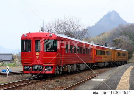 【JR四国】キハ185系「伊予灘ものがたり」と本尊山（愛ある伊予灘線：伊予上灘駅） 113034614