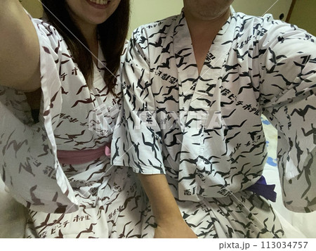 浴衣を着た女性と男性 浴衣を着た女性と男性 113034757