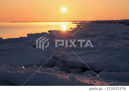 北海道佐呂間海岸日の出 113035376