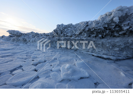 北海道佐呂間海岸打ち上げられる流氷 113035411