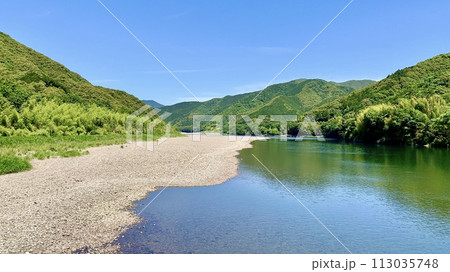 五月晴れの青空と新緑に彩られた四万十川〈高瀬沈下橋上流/高知県四万十市〉 113035748