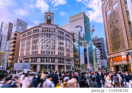 日本の東京都市景観 3月・外国人観光客らで賑わう銀座。コロナ禍前の光景に…希望の時代へ＝27日 113036192
