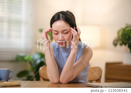Asian college students are stressed out Sitting in front of a laptop studying online through a video calling program on a laptop at home. 113036541