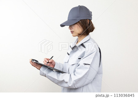 作業服を着た女性 作業服を着た女性 113036845