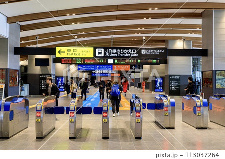 敦賀駅コンコースの在来線特急への乗換え誘導ライン 敦賀駅コンコースの在来線特急への乗換え誘導ライン 113037264