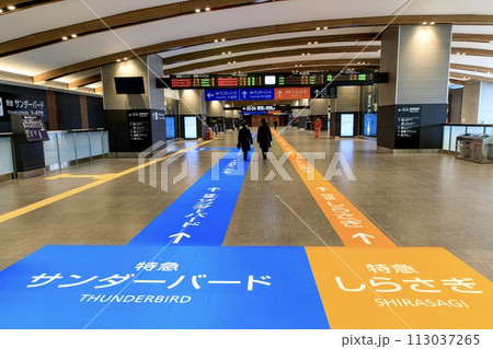 敦賀駅コンコースの在来線特急への乗換え誘導ライン 113037265
