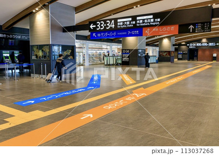 敦賀駅コンコースの在来線特急への乗換え誘導ライン 敦賀駅コンコースの在来線特急への乗換え誘導ライン 113037268