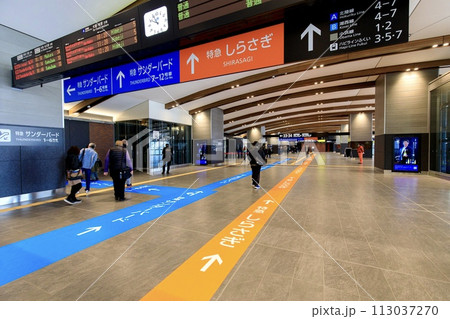 敦賀駅コンコースの在来線特急への乗換え誘導ライン 敦賀駅コンコースの在来線特急への乗換え誘導ライン 113037270