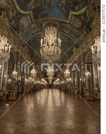 誰もいない夜のヴェルサイユ宮殿の鏡の間 113037572