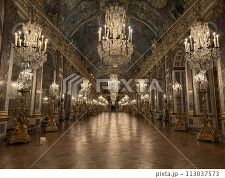 誰もいない夜のべルサイユ宮殿の鏡の間 113037573