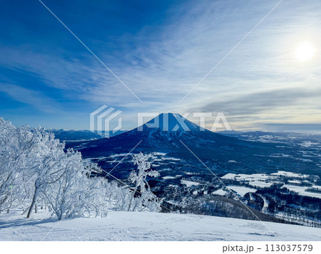ニセコビレッジの雪景色と羊蹄山の景色 ニセコビレッジの雪景色と羊蹄山の景色 113037579