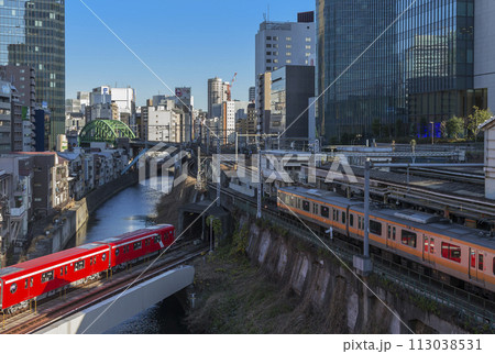 御茶の水　御茶の水駅からの風景　お茶の水駅　電車　ビル 113038531