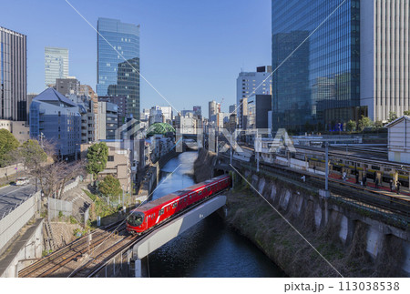 御茶の水　御茶の水駅からの風景　お茶の水駅　電車　ビル 113038538
