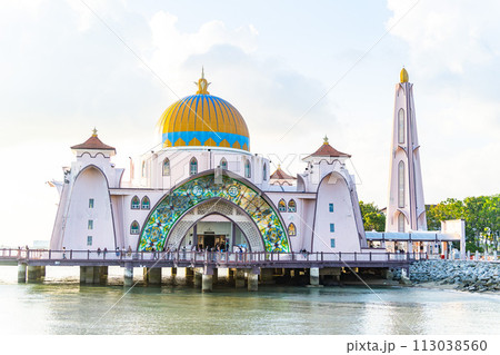マレーシアのマラッカの有名な水上モスク マレーシアのマラッカの有名な水上モスク 113038560