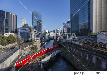 御茶の水　御茶の水駅からの風景　お茶の水駅　電車　ビル 113038566