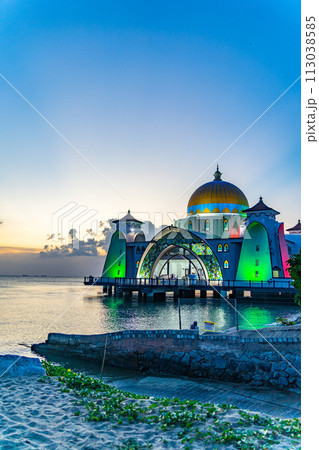 マレーシアのマラッカの有名な水上モスク 113038585