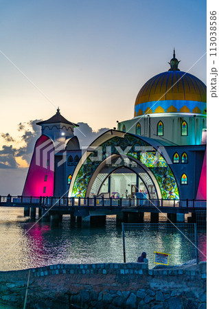 マレーシアのマラッカの有名な水上モスク 113038586