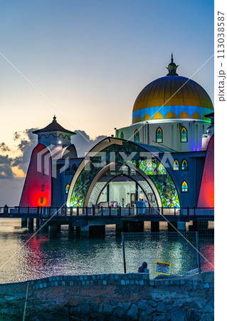 マレーシアのマラッカの有名な水上モスク 113038587