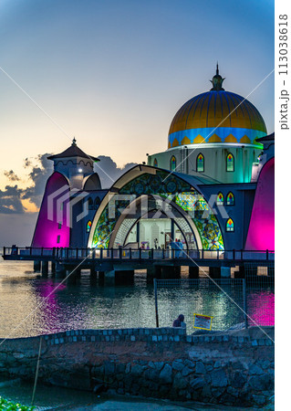 マレーシアのマラッカの有名な水上モスク 113038618