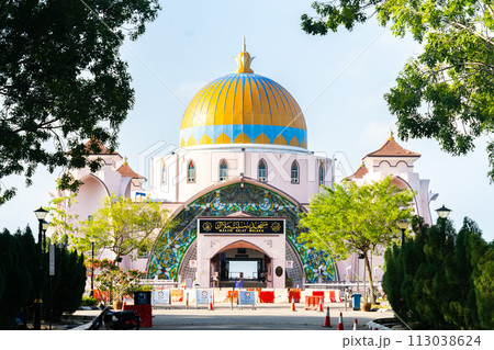 マレーシアのマラッカの有名な水上モスク 113038624